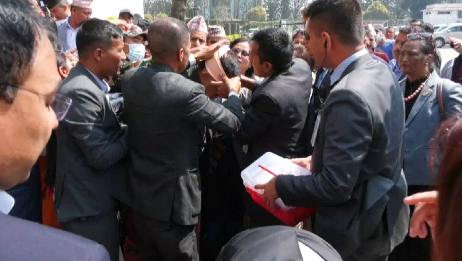 राष्ट्रपतिमा भोट हालेर फर्किँदै गर्दा लडेर सांसद न्यौपाने घाइते 